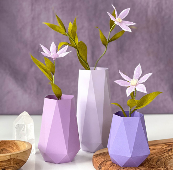 Vas bunga dengan desain lipatan geometris